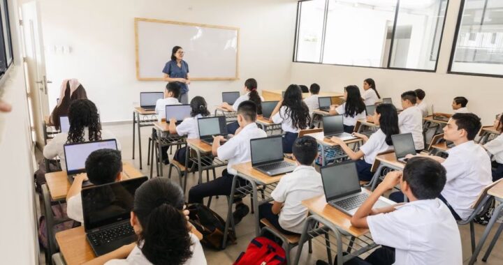 El Salvador lidera modelo educativo pionero impulsado con tecnología e inteligencia artificial