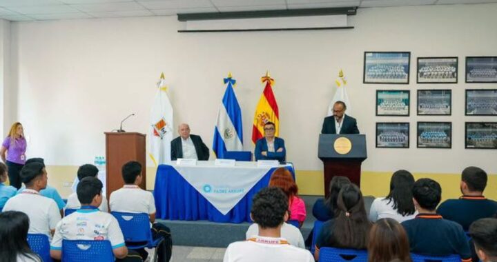 Ernesto Castro reconoce el talento artístico de estudiantes del Colegio Español Padre Arrupe
